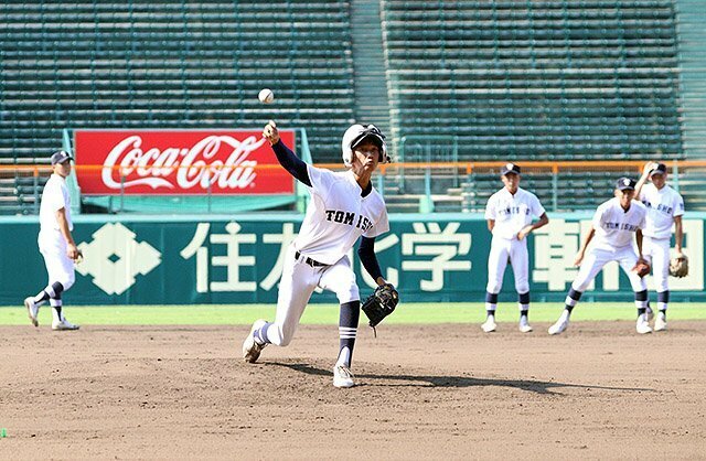 甲子園球場での練習に汗を流す富山商ナイン