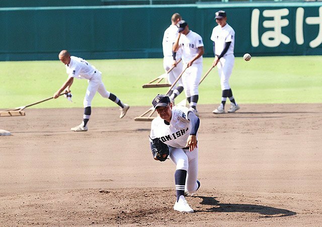 マウンドの感触を確かめながら投球する富山商ナイン