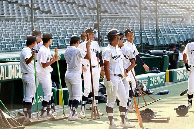 甲子園球場での練習で笑顔を見せる富山商ナイン