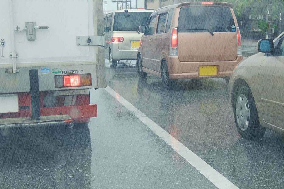 8月～10月はゲリラ豪雨や台風が起きやすいシーズンだ。クルマは基本的に水に弱いので、道路が冠水している場所に行くと最悪廃車になる場合もある。また、水圧でドアが開かなくなると閉じ込められて生死に関わる可能性もあるので、大雨の際はなるべく乗らないのが賢明だ。