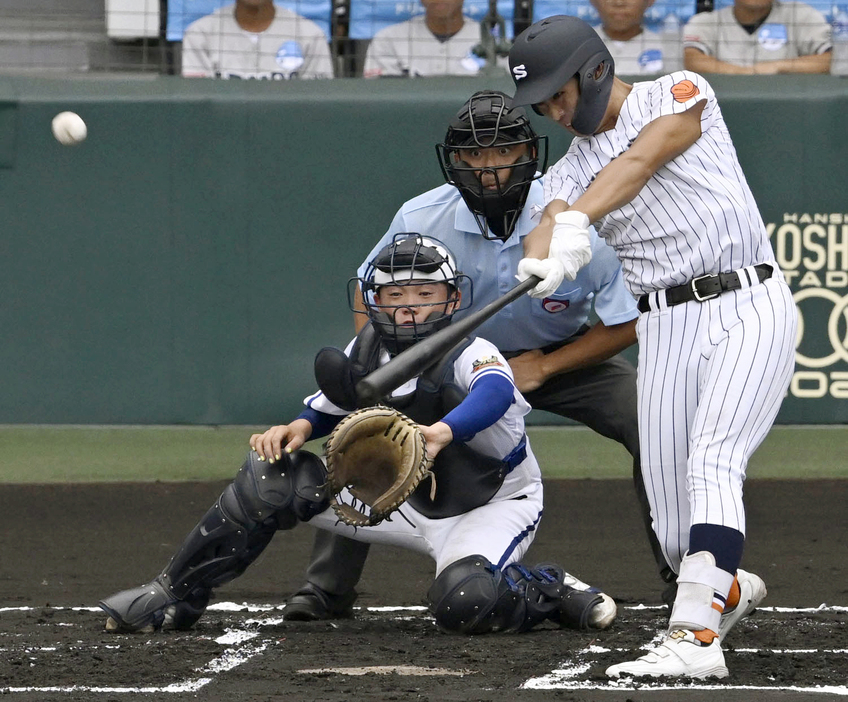 霞ケ浦―滋賀学園　1回表滋賀学園2死一塁、岡田が右越えに先制の三塁打を放つ。捕手片見＝甲子園