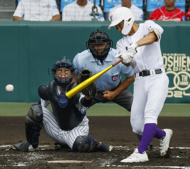 明徳義塾―関東第一　2回表関東第一2死二塁、小島が一塁強襲の先制二塁打を放つ。捕手里山＝甲子園