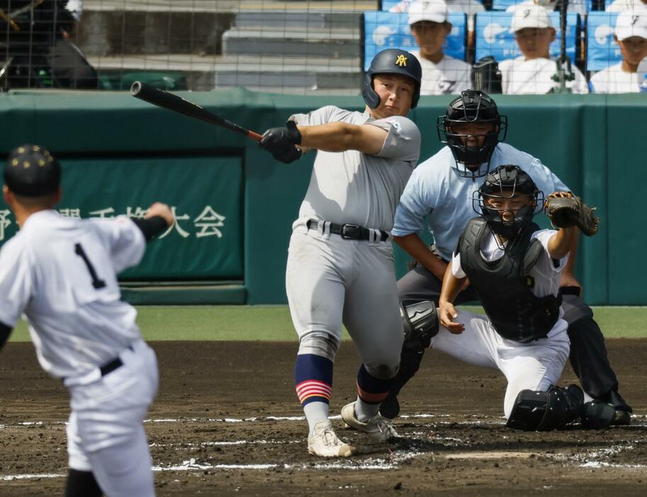 青森山田―石橋　1回裏青森山田2死二塁、原田が右中間に先制2ランを放つ。投手柳田、捕手山下＝甲子園