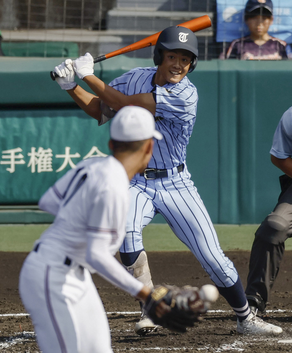 広陵―東海大相模　3回表東海大相模1死満塁、中村が中前に2点打を放つ。投手山口＝甲子園