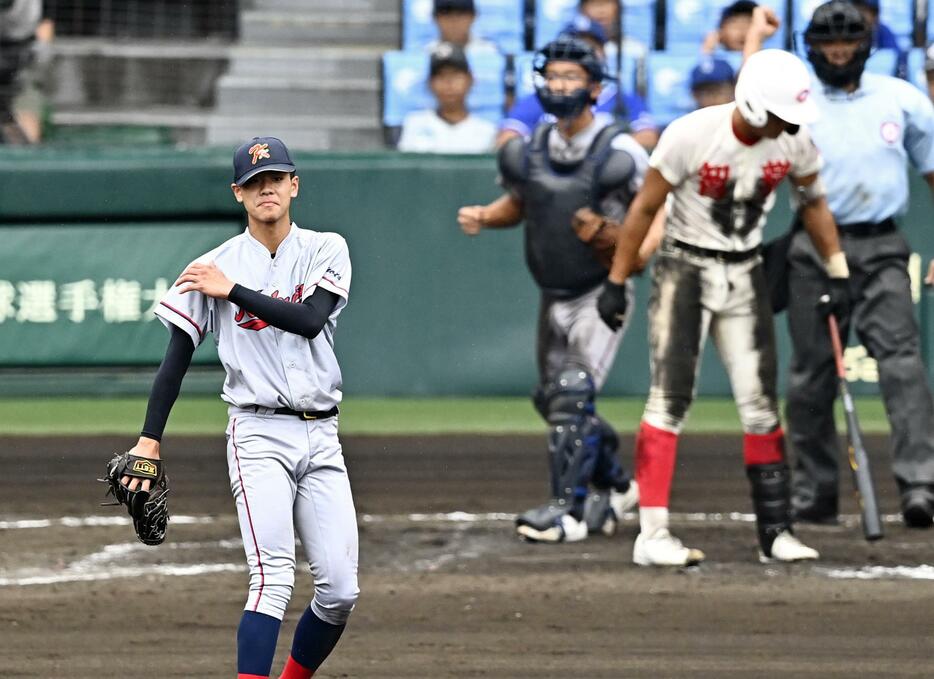 京都国際―智弁学園　9回表、最終打者の知花（右）を空振り三振に仕留め、完封した京都国際・西村。捕手奥井＝甲子園