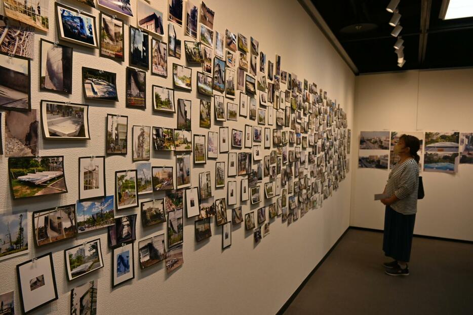 展示されている市民から寄せられた沖国大ヘリ事故現場の写真＝那覇市久茂地の那覇市民ギャラリー