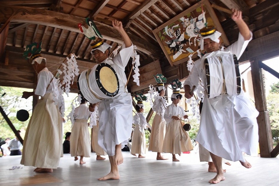 台風や洪水よけへの祈りを込めて踊る会員（八雲神社で）