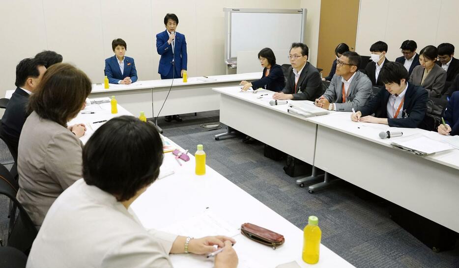 国会内で開かれた超党派議員連盟のPT会合＝28日午後