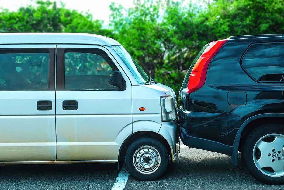 たとえ駐停車禁止の場所であっても、止まっているクルマにブツケてしまった場合は、ブツケた側の過失割合が高くなる。