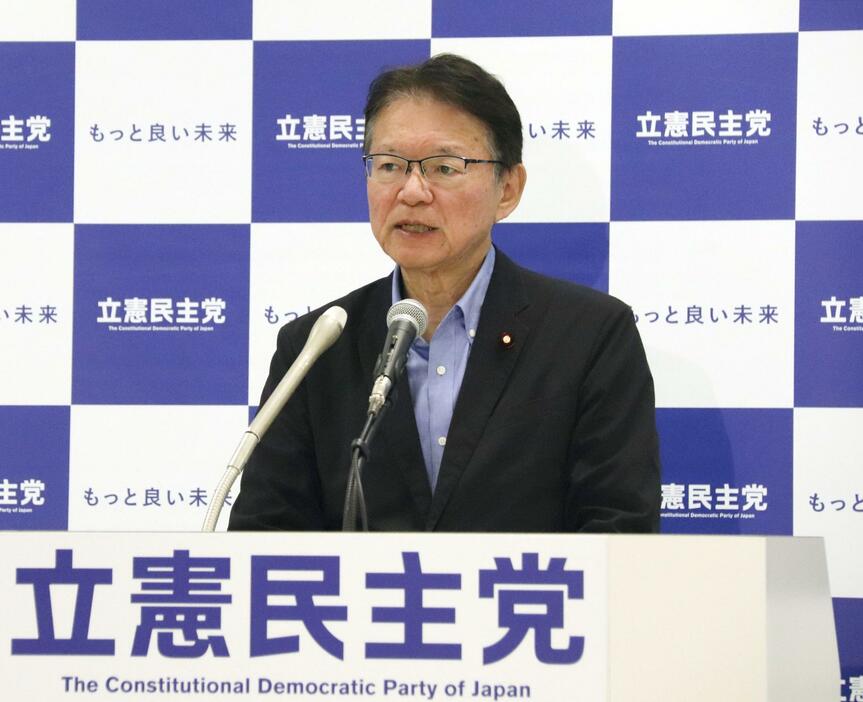 記者会見する立憲民主党の長妻政調会長＝8日午前、国会