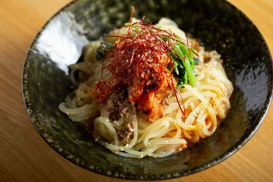 トッピングは小松菜のナムルとキムチ、そぼろ、糸唐辛子。「汁なしゴマ冷麺」1,380円（ハーフは990円）