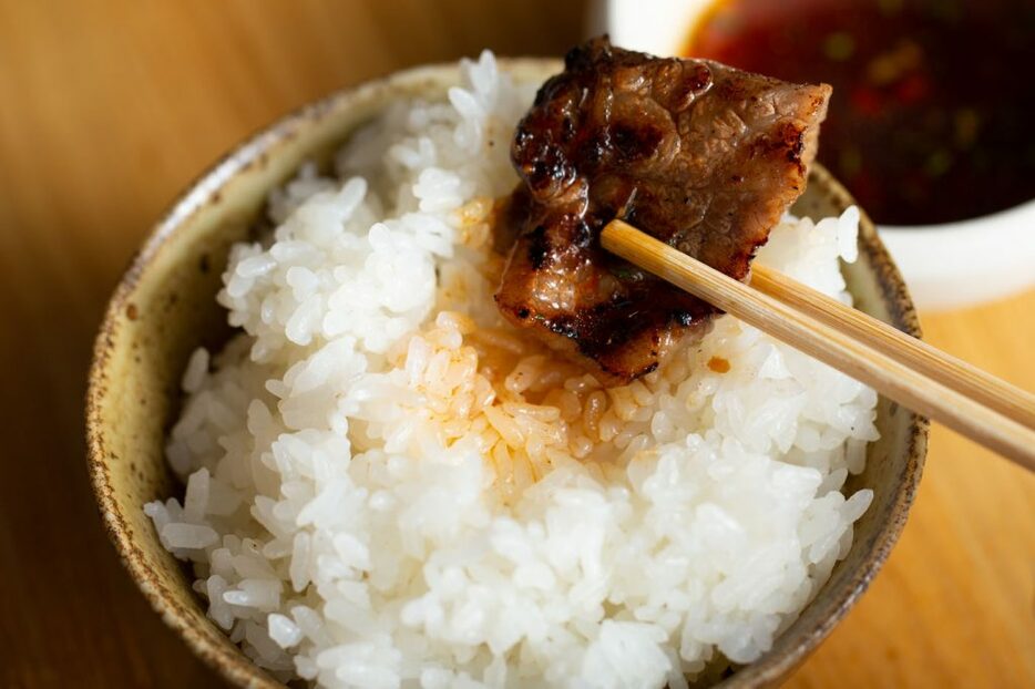 ニラの薬味を加えたつけダレをつけると、よりご飯が進む味わいに