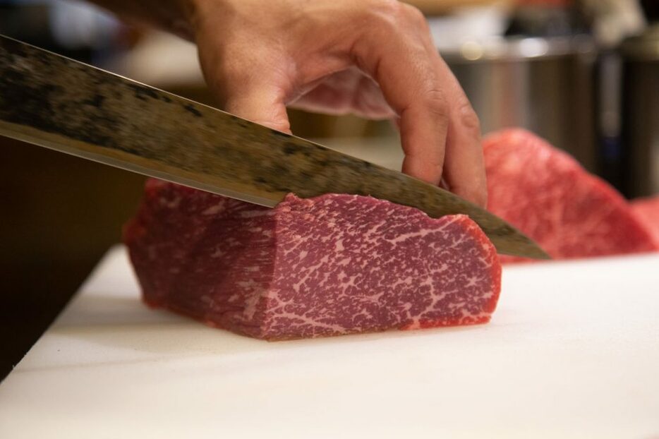 肉の切り方は、焼いた時の縮み具合や食べ応えなどを考慮し、部位ごとに一枚の大きさや厚さを調整