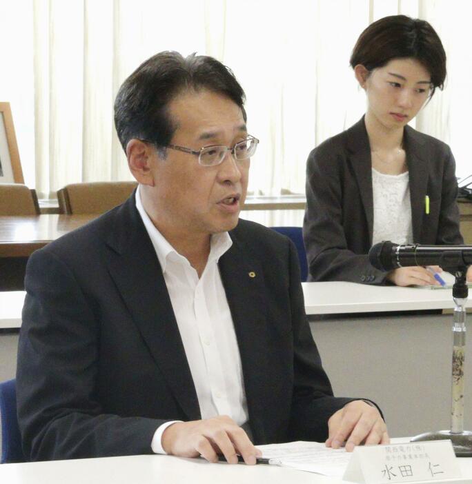 福井県に対して使用済み燃料対策の見直しを説明する関西電力の水田仁原子力事業本部長＝30日午前、福井県庁