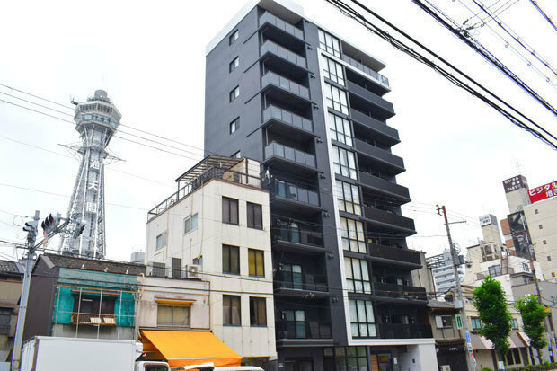 ＦＭＩのマンション「ザ・ピーク・通天閣」（中央の黒い建物）。通天閣のすぐそばに位置する＝６月、大阪（ＮＮＡ撮影）