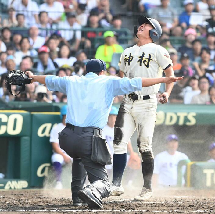 　４回、神村学園・上川床の先制適時打で生還する神村学園・正林