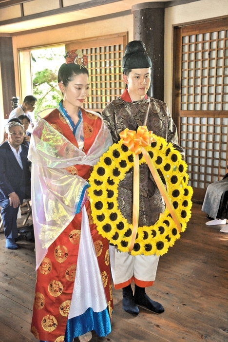 献花する宗像さん（左）と大谷さん