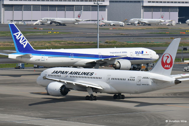 6月の定時到着率が3カ月連続でトップ10入りとなったJAL（手前）とANA＝PHOTO: Tadayuki YOSHIKAWA/Aviation Wire