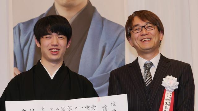 12月8日に甲子園で対局する藤井聡太竜王・名人と羽生善治九段（写真:日刊スポーツ/アフロ）