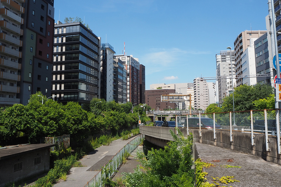 新富町出口の横に伸びる道路はどこにつながっている……？