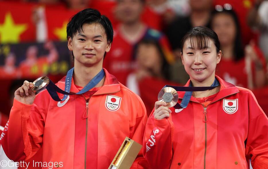 パリ五輪、混合ダブルスで銅メダルを獲得した渡辺（左）／東野