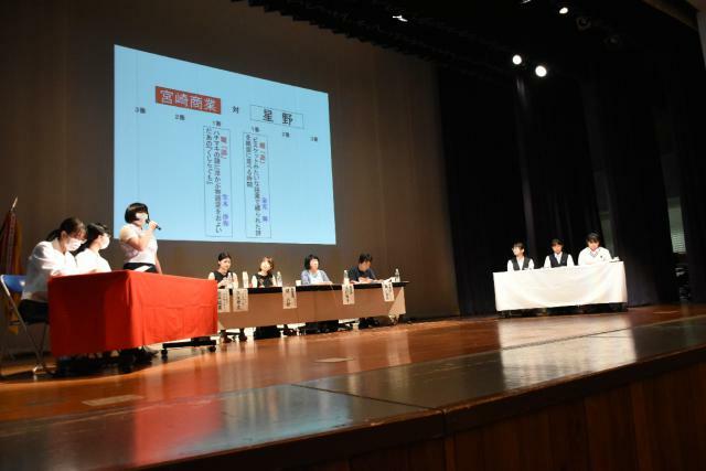 高校生が自作の短歌の腕前を競った「第１４回牧水・短歌甲子園」＝１７日午前、日向市中央公民館