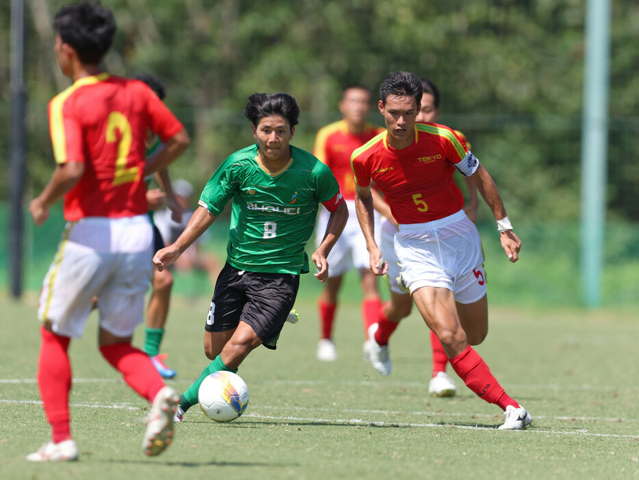 全国大会準決勝で旧友と対決。2ゴールの昌平高MF大谷湊斗(3年=アメージングアカデミー出身、左)が帝京長岡高CB山本圭晋主将(3年=セレッソ大阪U-15出身)と競り合う(Manabu TAKAHASHI)