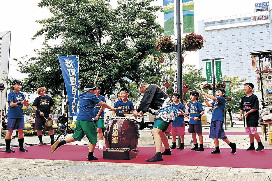 乱舞を披露する石崎こどもパフォーマンス＝富山駅南口広場