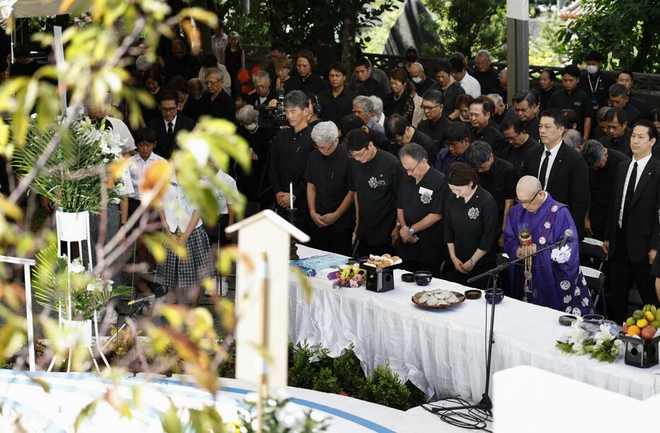 「小桜の塔」前で開かれた学童疎開船「対馬丸」の慰霊祭＝22日午前、那覇市