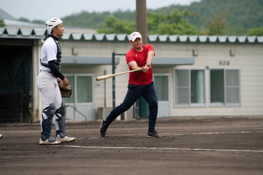 同じ輪島市内にある日本航空石川高校の好意により同校のグラウンドで練習ができた。ノックするのが冨水監督