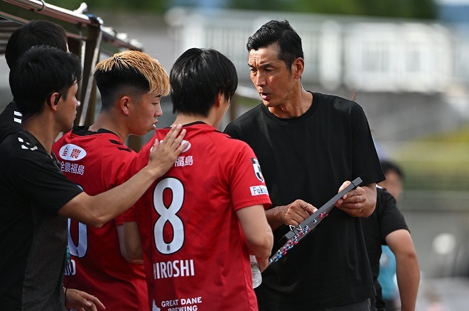 魅惑的なサッカーを展開している寺田監督。様々なチームの良さを取り入れているという。（C）J.LEAGUE