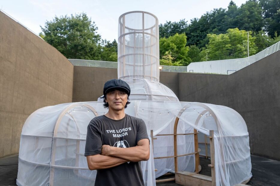 《元気炉》の前で 栗林隆 青森県立美術館にて  PHOTOGRAPH BY KUNIYA OYAMADA