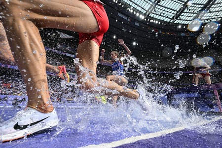 パリ五輪、陸上女子3000メートル障害予選。レースに臨む選手（2024年8月4日撮影）。