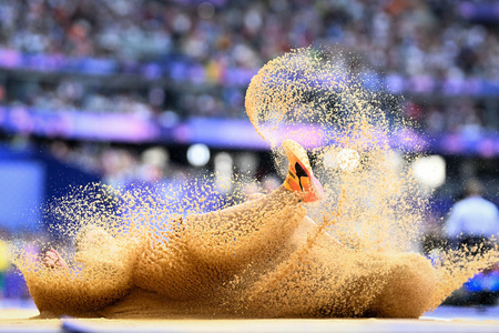 パリ五輪、陸上男子走り幅跳び予選。試技に臨むチェコのラデク・ユシュカ（2024年8月4日撮影）。