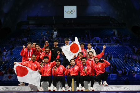 パリ五輪、フェンシング男子フルーレ団体決勝、イタリア対日本。表彰式で金メダルを喜ぶ日本の選手とスタッフ（2024年8月4日撮影）。