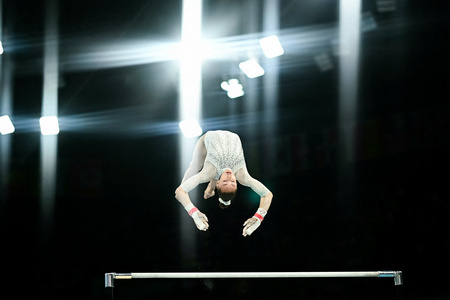 パリ五輪、体操女子種目別段違い平行棒決勝。演技に臨むアルジェリアのカイリア・ヌムール（2024年8月4日撮影）。