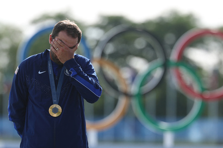 パリ五輪、ゴルフ男子。金メダルを獲得し、表彰式で顔を覆って喜ぶ米国のスコッティ・シェフラー（2024年8月4日撮影）。