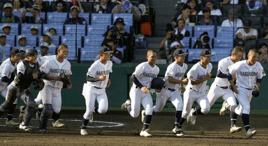 聖カタリナ学園に勝利し、応援席に駆け出す岡山学芸館ナイン＝甲子園