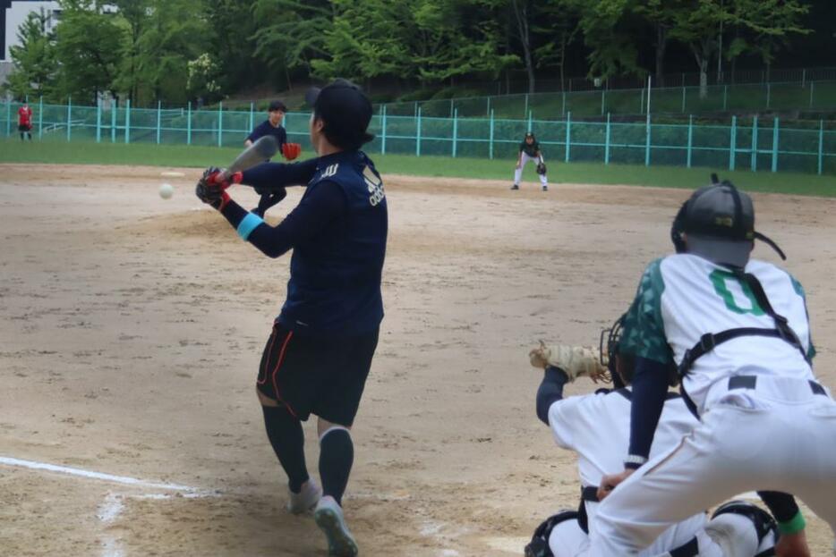 鋭い打球が飛ぶ