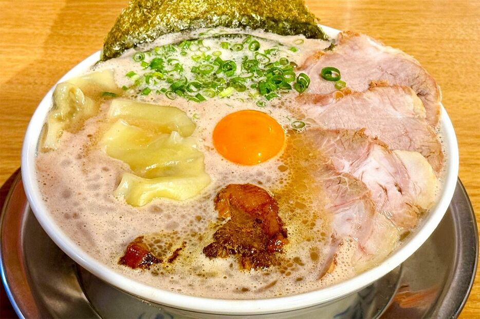 ラーメン国技館 舞：『三代目 博多 だるま』の「極ラーメン」　撮影：山川大介