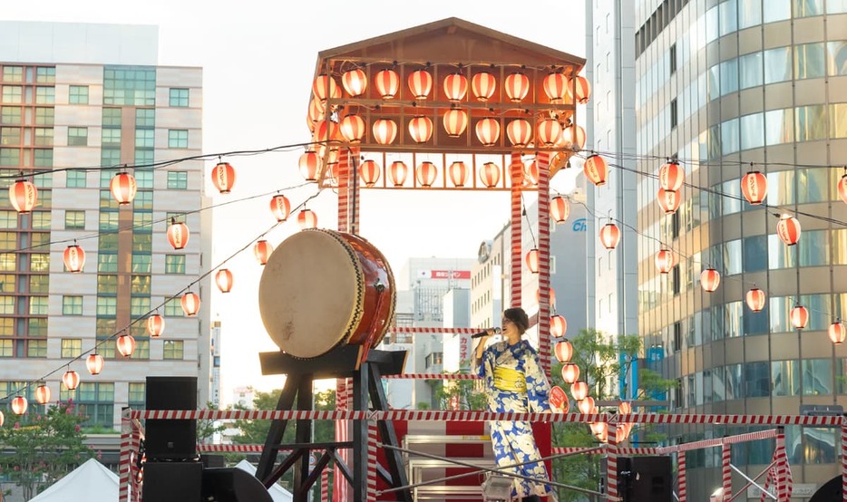 博多駅前広場がにぎやかな夏まつりの会場に