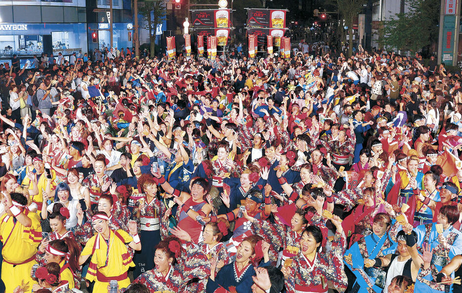 総踊りで夜の城下町を盛り上げる出演者＝北國新聞会館前