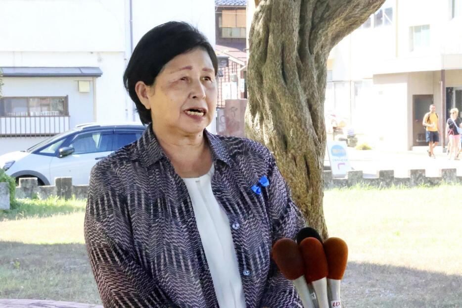 取材に応じる拉致被害者の曽我ひとみさん＝16日午後、新潟県佐渡市