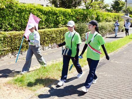 平和の灯をリレーする県医療センター好生館看護学院の学生たち=佐賀市兵庫南