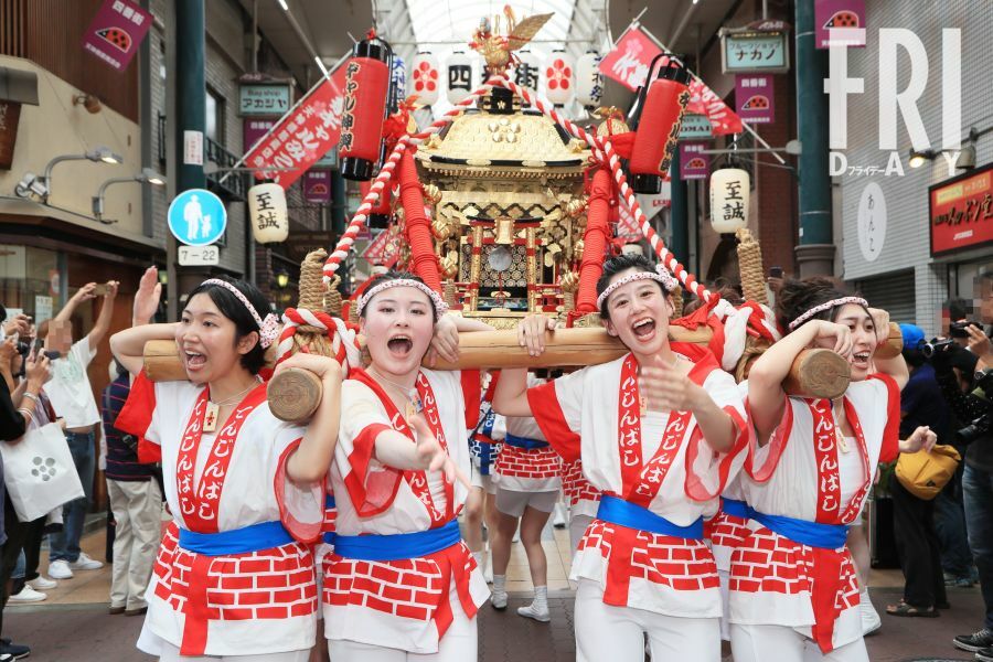 「わっしょい！　わっしょい！」と元気に神輿を担ぐ女性陣。多くの見物客で賑わった