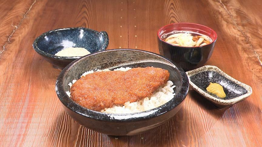 8月13日放送の「ヒューマングルメンタリー オモウマい店」に登場する「1枚たれカツ丼」（680円）＝中京テレビ提供