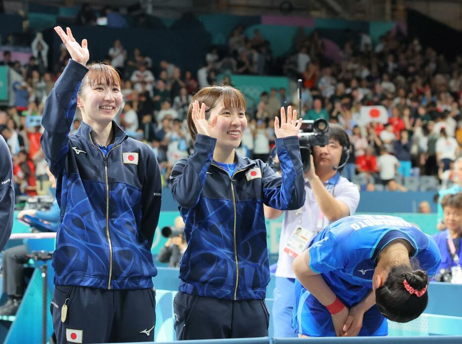 決勝進出を決め笑顔で手を振る（左から）早田ひな、平野美宇と、涙を流しながらお辞儀する張本美和（撮影・吉澤敬太）