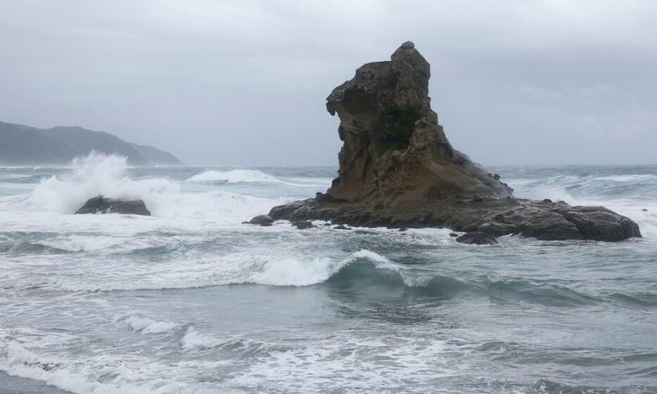 台風10号の影響で荒波が打ち寄せる宮崎県日南市の海岸＝27日午後3時31分