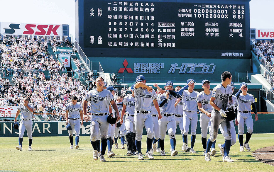 智弁学園に敗れ、引き揚げる小松大谷ナイン＝１７日午前１０時１５分、甲子園球場