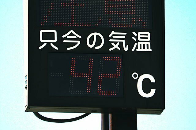 気温４２度を表示した温度計＝８月２３日午後０時５０分ごろ、富山北大橋